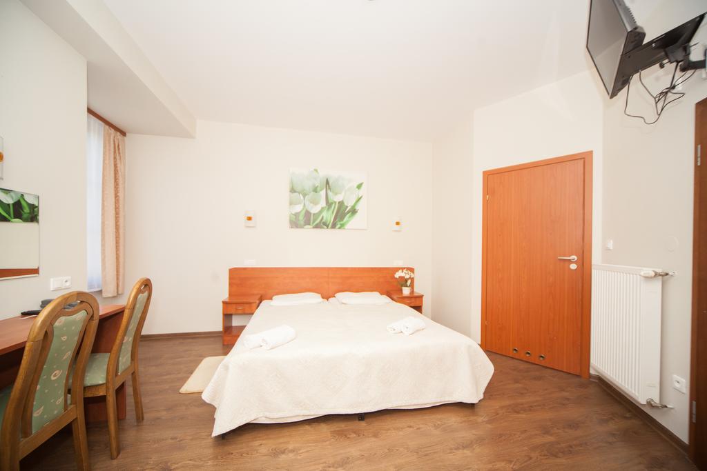 Hotel Ada Wiekszyce エクステリア 写真