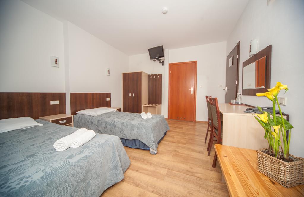 Hotel Ada Wiekszyce エクステリア 写真