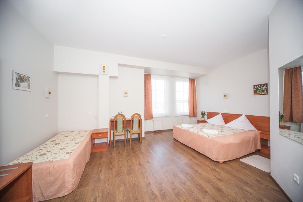 Hotel Ada Wiekszyce エクステリア 写真