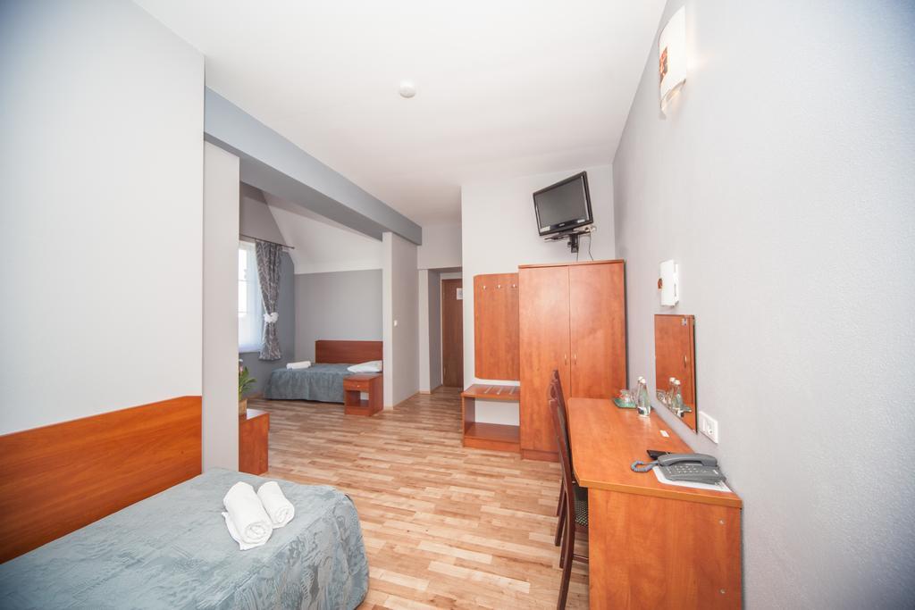 Hotel Ada Wiekszyce エクステリア 写真